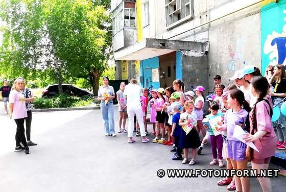 	У Кропивницькому на День захисту дітей бібліотекарі провели веселкові розваги (ФОТО)
